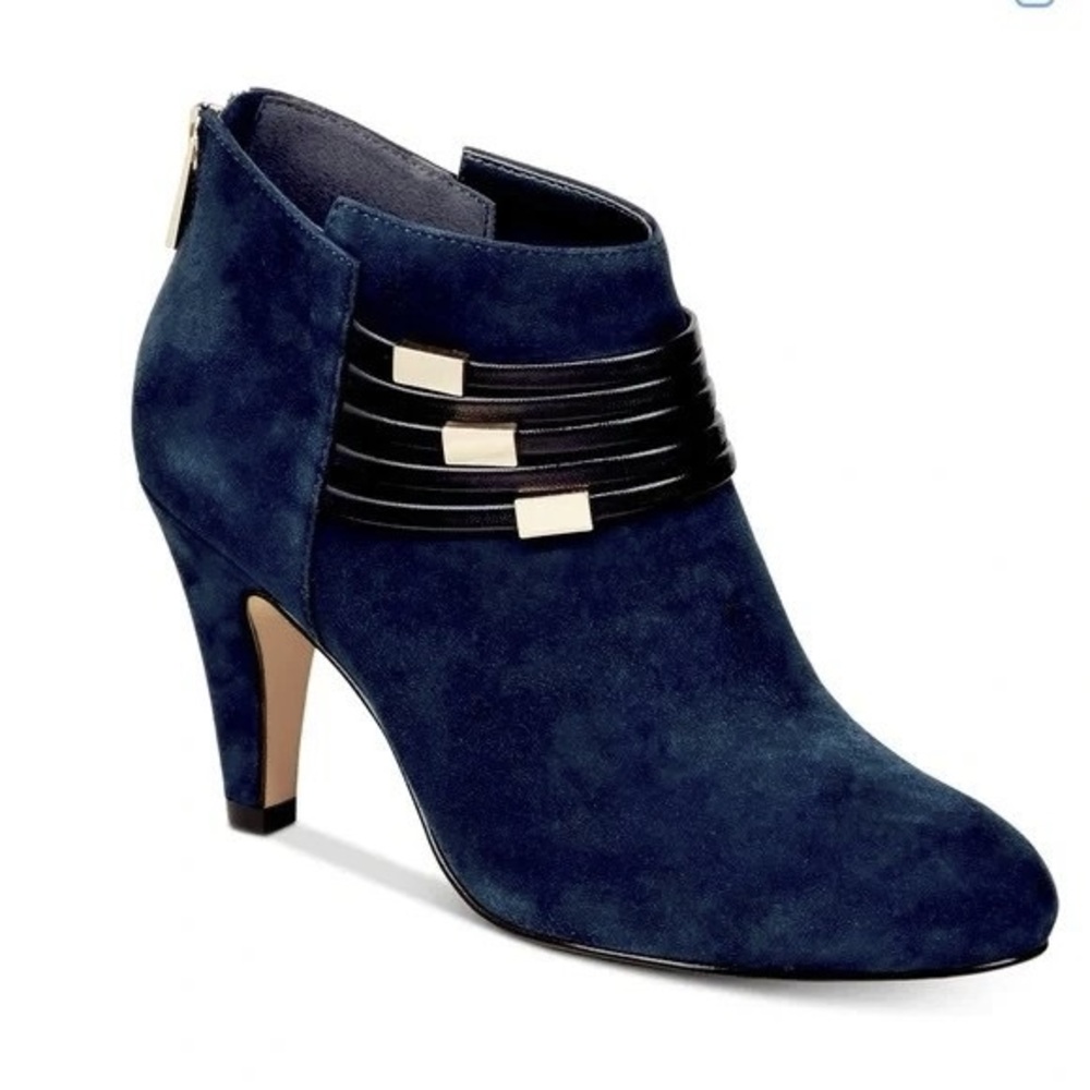 NWT NIB Bella Vita Navy blue suede Nerissa heeled ankle booties, Size 9 WW